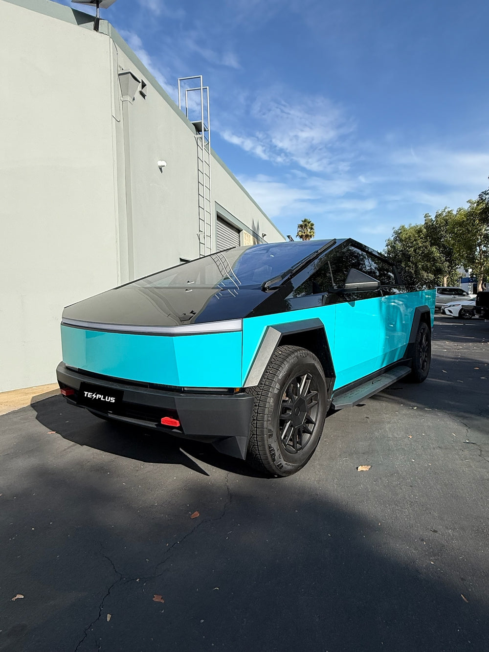 Cybertruck · Two Tone-Gloss Iridescent IcyBlue+gloss black